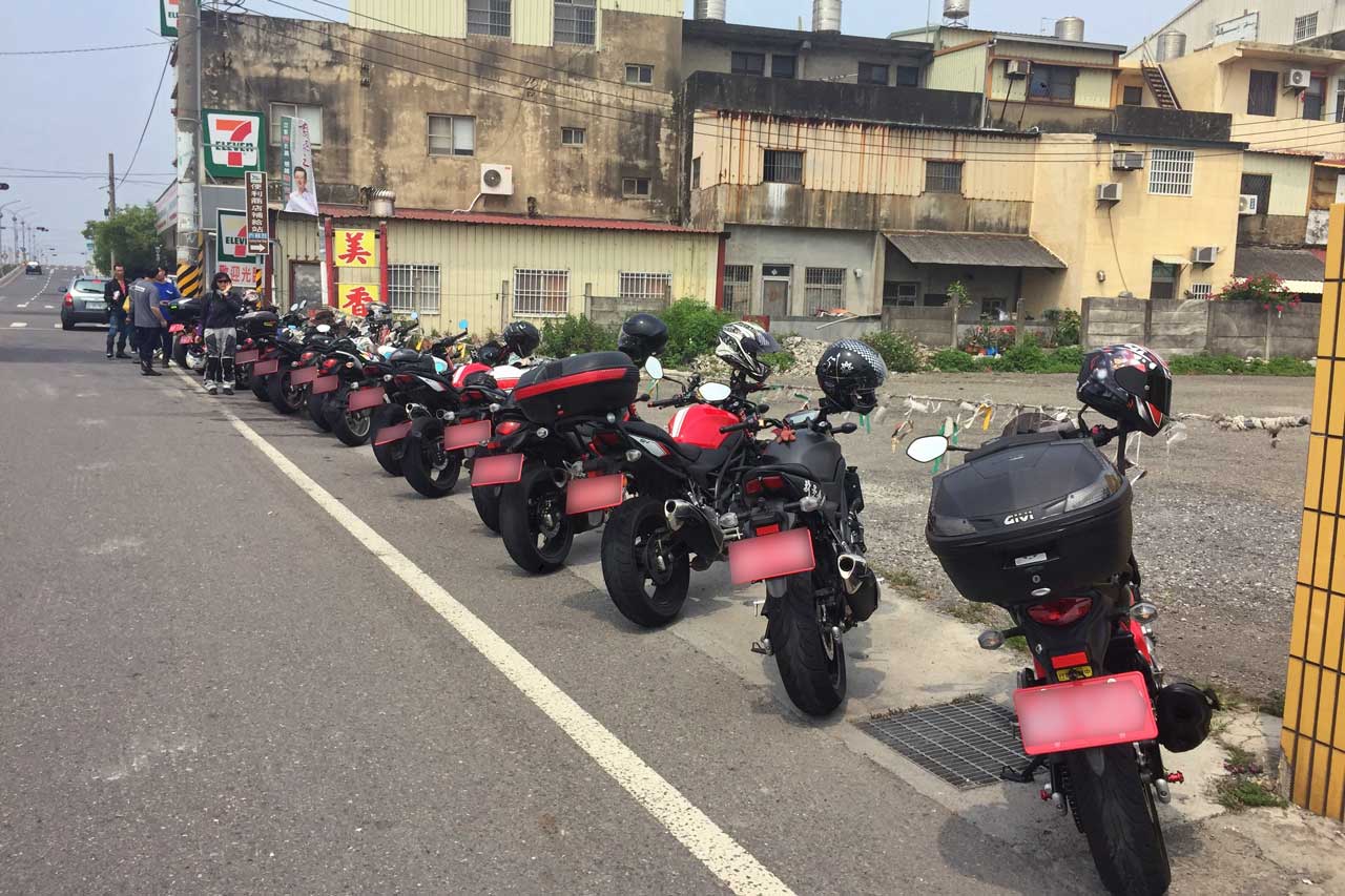 這些車都是一起來這與我會合的！