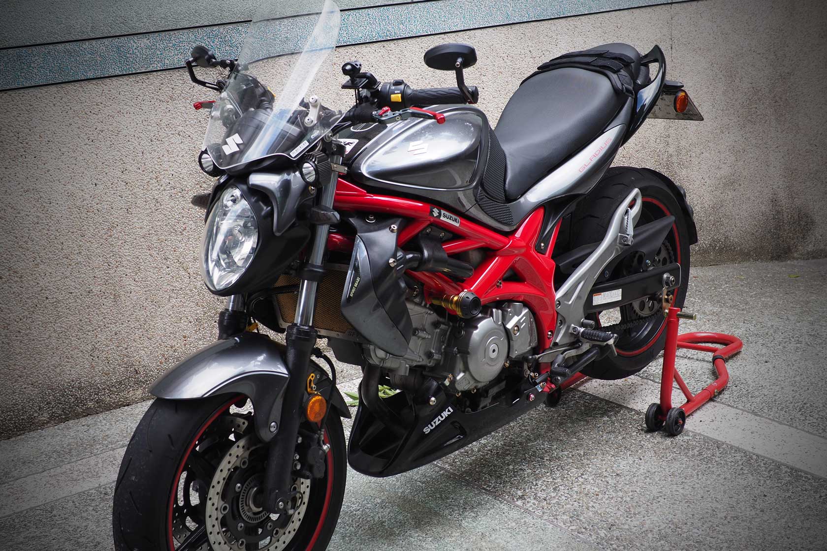 Suzuki Gladius with Black Engine Spoiler / 安裝下擾流的短刀