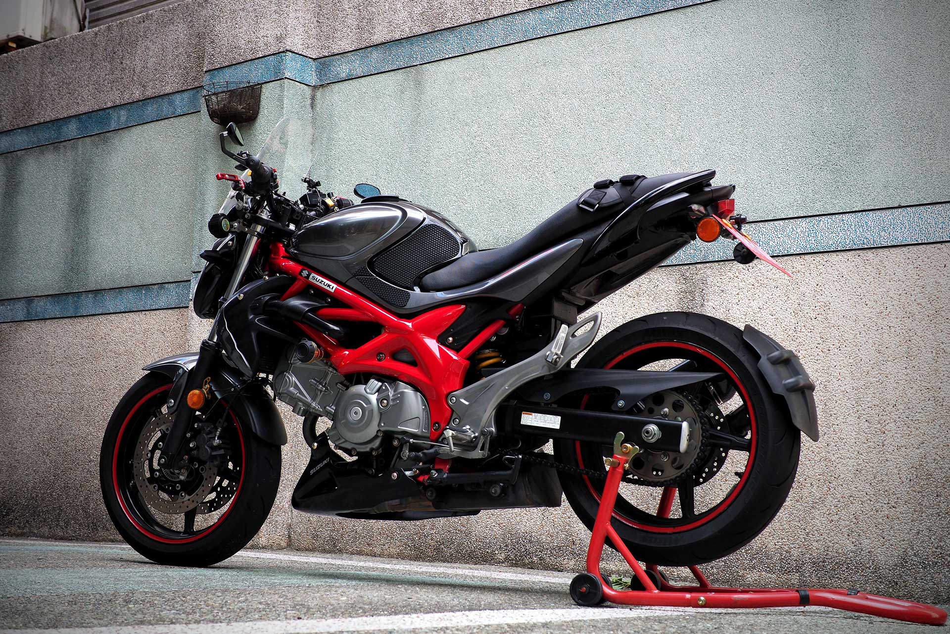 Suzuki Gladius with Black Engine Spoiler / 安裝下擾流的短刀
