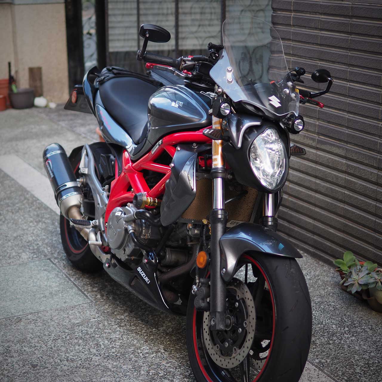 Suzuki Gladius with Black Engine Spoiler / 安裝下擾流的短刀