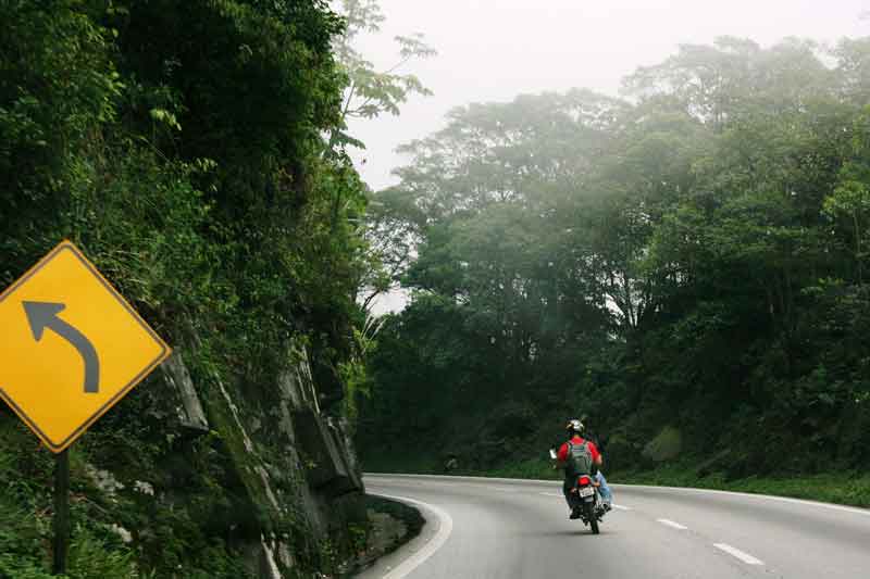 加滿油箱的摩托車在彎曲的道路，這就是快樂